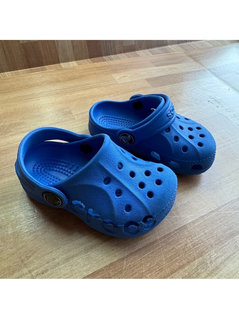 Crocs Classic Clogs in a bright "Blue Bolt",size 4/5 unisex toddlers